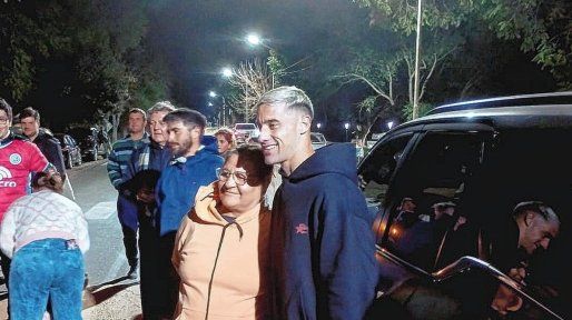 Villa Urquiza recibió a su campeón: emotivo homenaje para Leonardo Morales