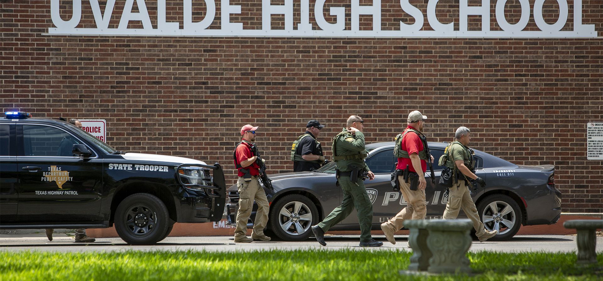 Personal policial camina fuera de la Escuela Secundaria Uvalde después de que se informó de un tiroteo más temprano en el día en la Escuela Primaria Robb, el martes 24 de mayo de 2022, en Uvalde, Texas.