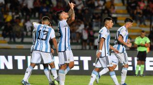 Santiago Castro festeja su gol, en la paliza de Argentina sobre Chile por el Preolímpico.