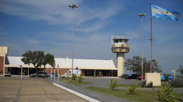 El paro en Aerolíneas y Austral se siente en los aeropuertos de Paraná y Rosario