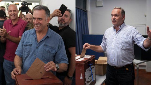 Los candidatos Yamandú Orsi (izq.) y Álvaro Delgado emitiendo su voto en el ballottage uruguayo.