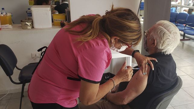 Un médico jubilado recibe su tercera dosis de vacuna en Villa Gesell.