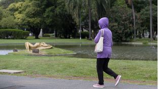 Este viernes 14 de octubre llegó con mucho frío y con anuncios de probables lluvias aisladas sobre el final del día.&nbsp;