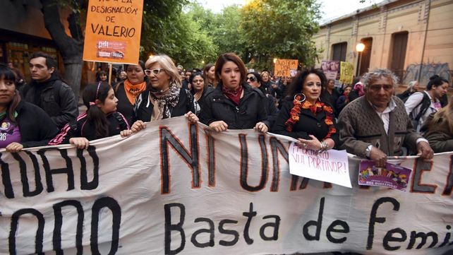 Una multitud vestida de negro marchó contra la violencia de género y los femicidios