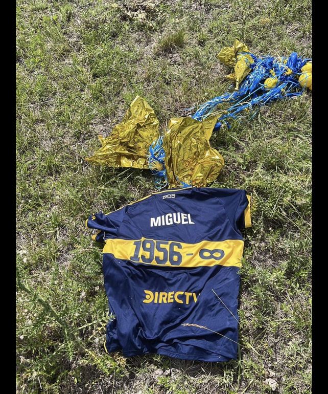 Boca soltó una camiseta al aire en homenaje a Miguel Russo y apareció muy lejos: quién la encontró y dónde
