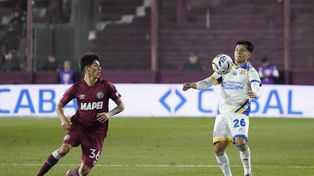 Giovanni Cantizano domina la pelota en el triunfo de Central contra Lanús.