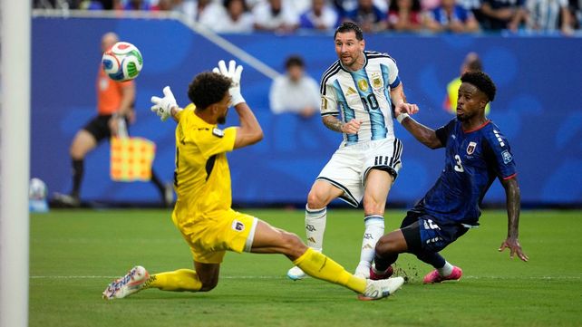 Messi ya controló y tocó la pelota hacia el arco de Vozinha. Fue el 1 a 0 de Argentina, que después sufriría más de lo previsto ante Cabo Verde.