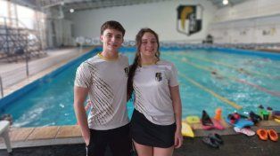 Lorenzo y Bianca, ambos de Estudiantes, nadarán por primera vez en el mar.