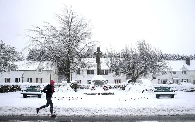 Una mujer trota en la nieve en Braco