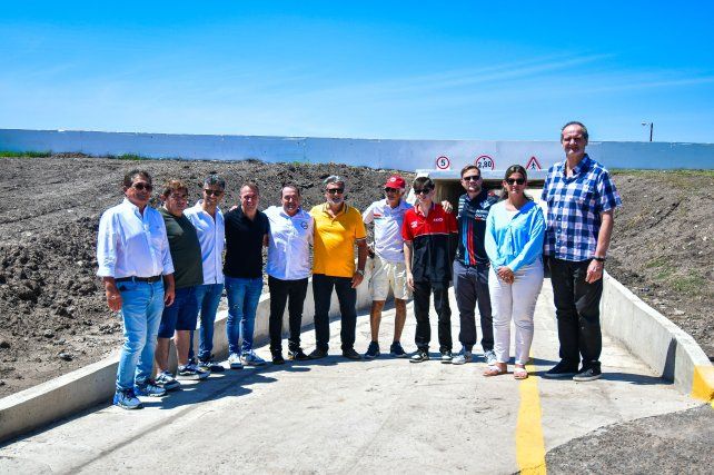 Las autoridades y pilotos en la inauguración del túnel.