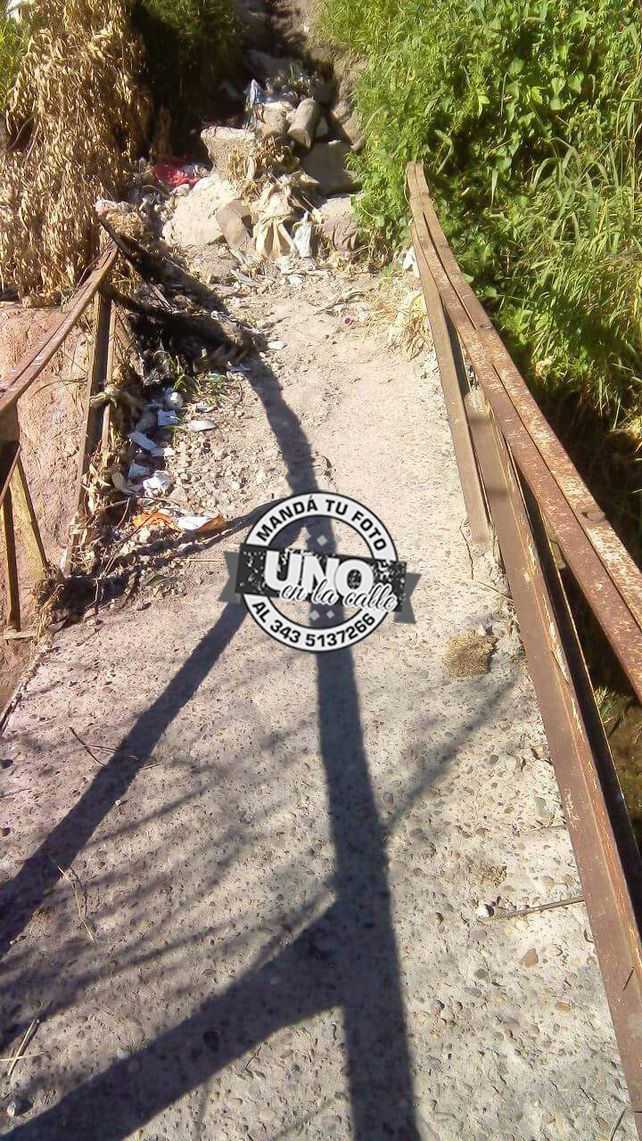 El peligro de cruzar por el puente del barrio La Milagrosa