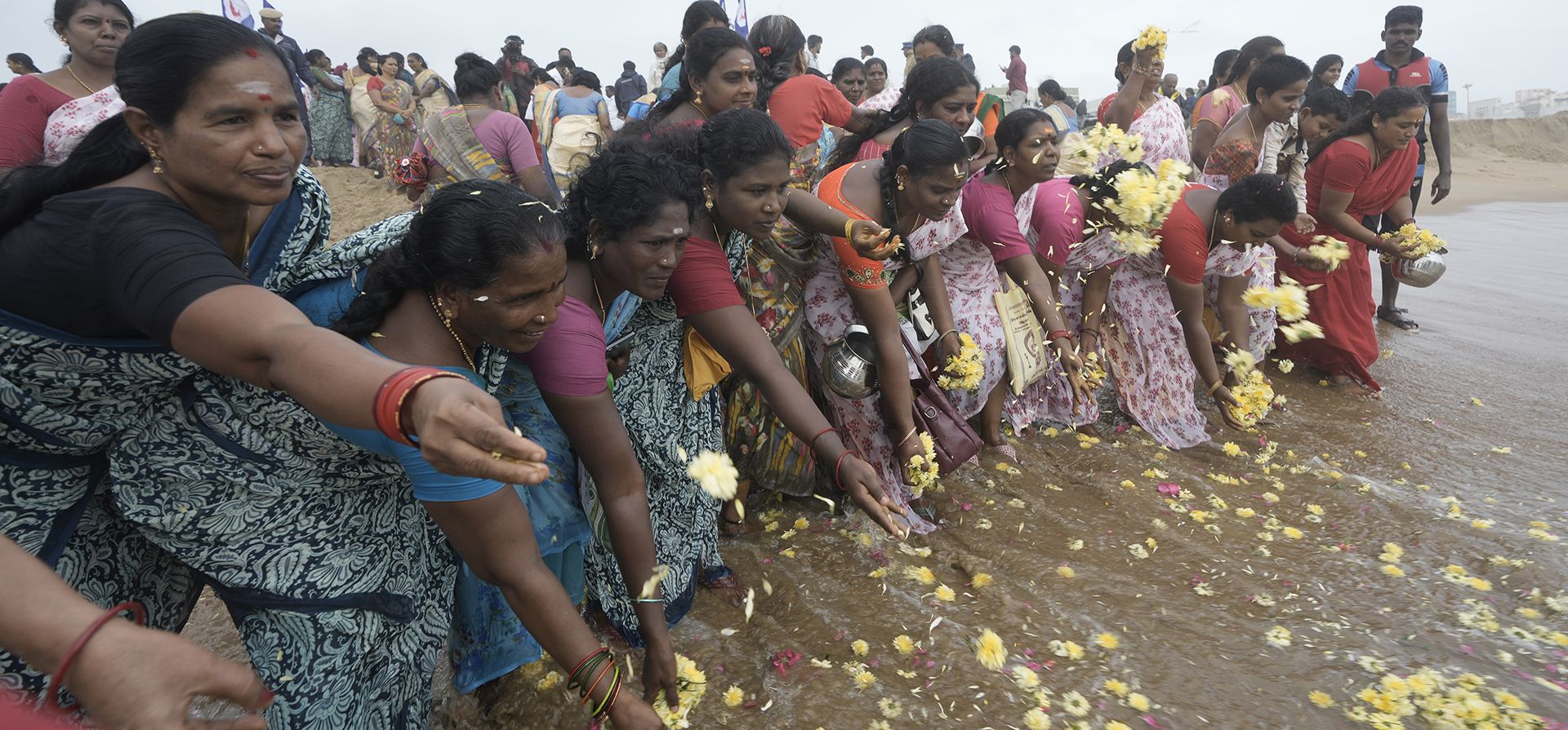Mujeres indias ofrecen tributos en memoria de las víctimas del tsunami de 2004 en el 20º aniversario de la tragedia, en Marina Beach en Chennai, India, el jueves 26 de diciembre de 2024. (Foto AP/Mahesh Kumar A.) Mujeres indias ofrecen tributos en memoria de las víctimas del tsunami de 2004 en el 20º aniversario de la tragedia, en Marina Beach en Chennai, India, el jueves 26 de diciembre de 2024. (Foto AP/Mahesh Kumar A.)