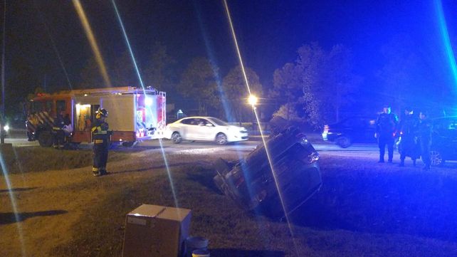 Una camioneta de alta gama cayó en una zanja en la ruta 9 a la altura ...