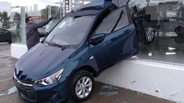 Insólito. El vehículo quedó estancado entre la vereda y el ventanal. 