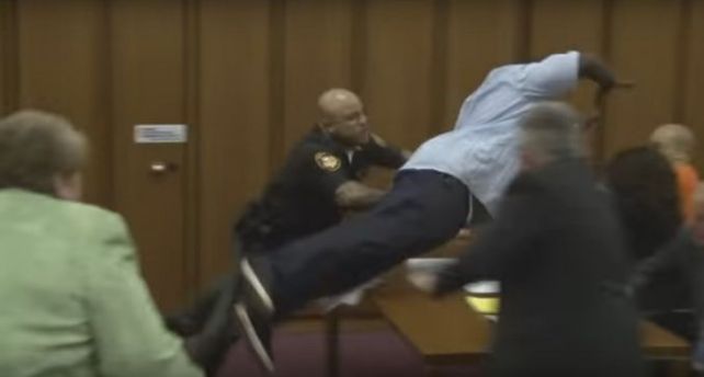 Mirá cómo reaccionó un padre al advertir que el asesino de su hija se estaba riendo