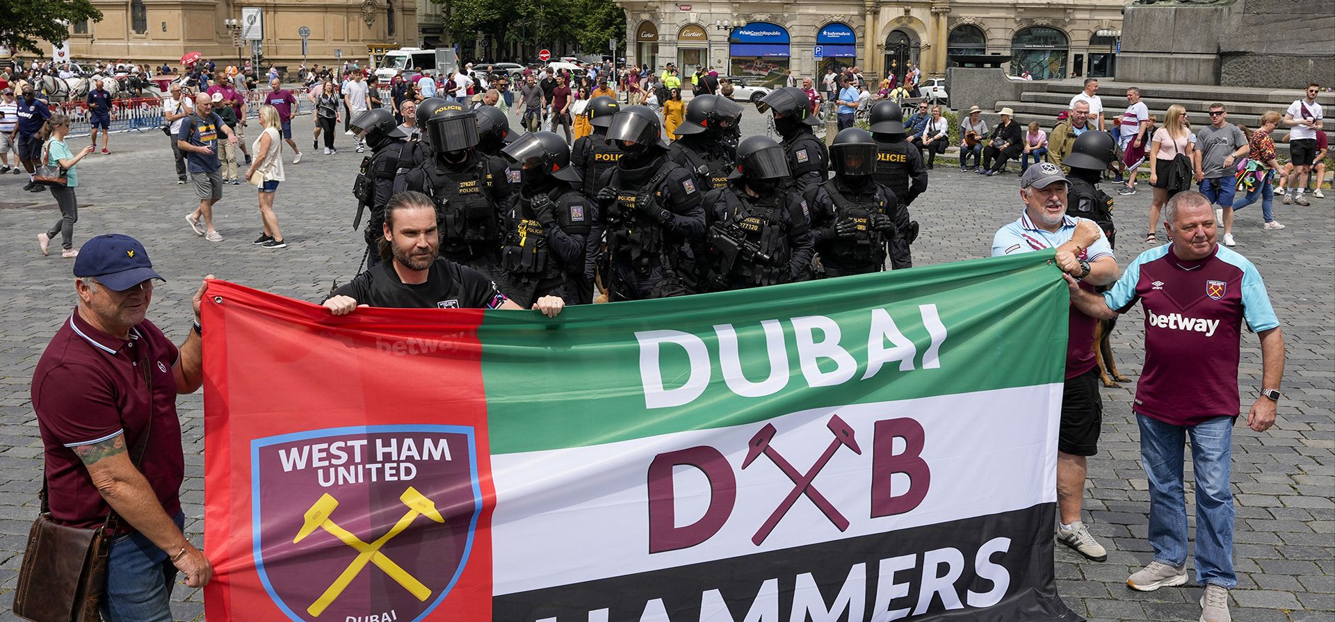 Aficionados del West Ham United posan frente a agentes de policía antes del partido final de la Liga de la Conferencia entre el West Ham United y la Fiorentina en la Plaza de la Ciudad Vieja de Praga, República Checa, el miércoles 7 de junio de 2023. (Foto AP/Darko Vojinovic) Aficionados del West Ham United posan frente a agentes de policía antes del partido final de la Liga de la Conferencia entre el West Ham United y la Fiorentina en la Plaza de la Ciudad Vieja de Praga, República Checa, el miércoles 7 de junio de 2023. (Foto AP/Darko Vojinovic)