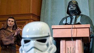 Yoda, Darth Vader y mujeres que se muestran desnudas son candidatos en Ucrania