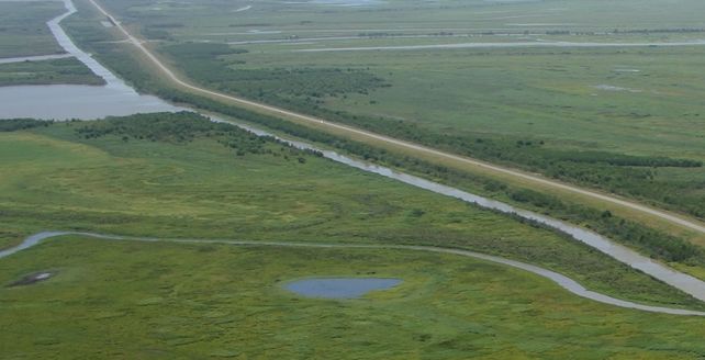 Vista aérea del terraplén de la ruta Rosario-Victoria, en la zona del delta. Vista aérea del terraplén de la ruta Rosario-Victoria, en la zona del delta.