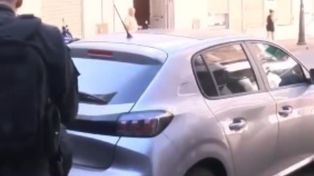 El perro quedó encerrado durante horas en el auto de la dueña.