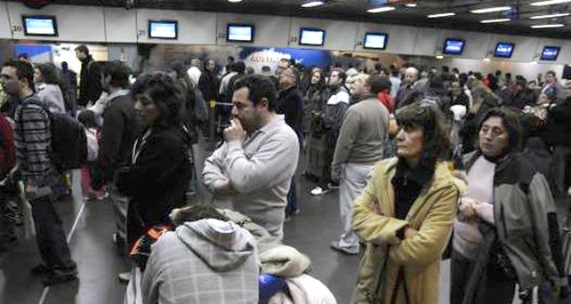 Por el clima, siguen las demoras en los vuelos en Aeroparque