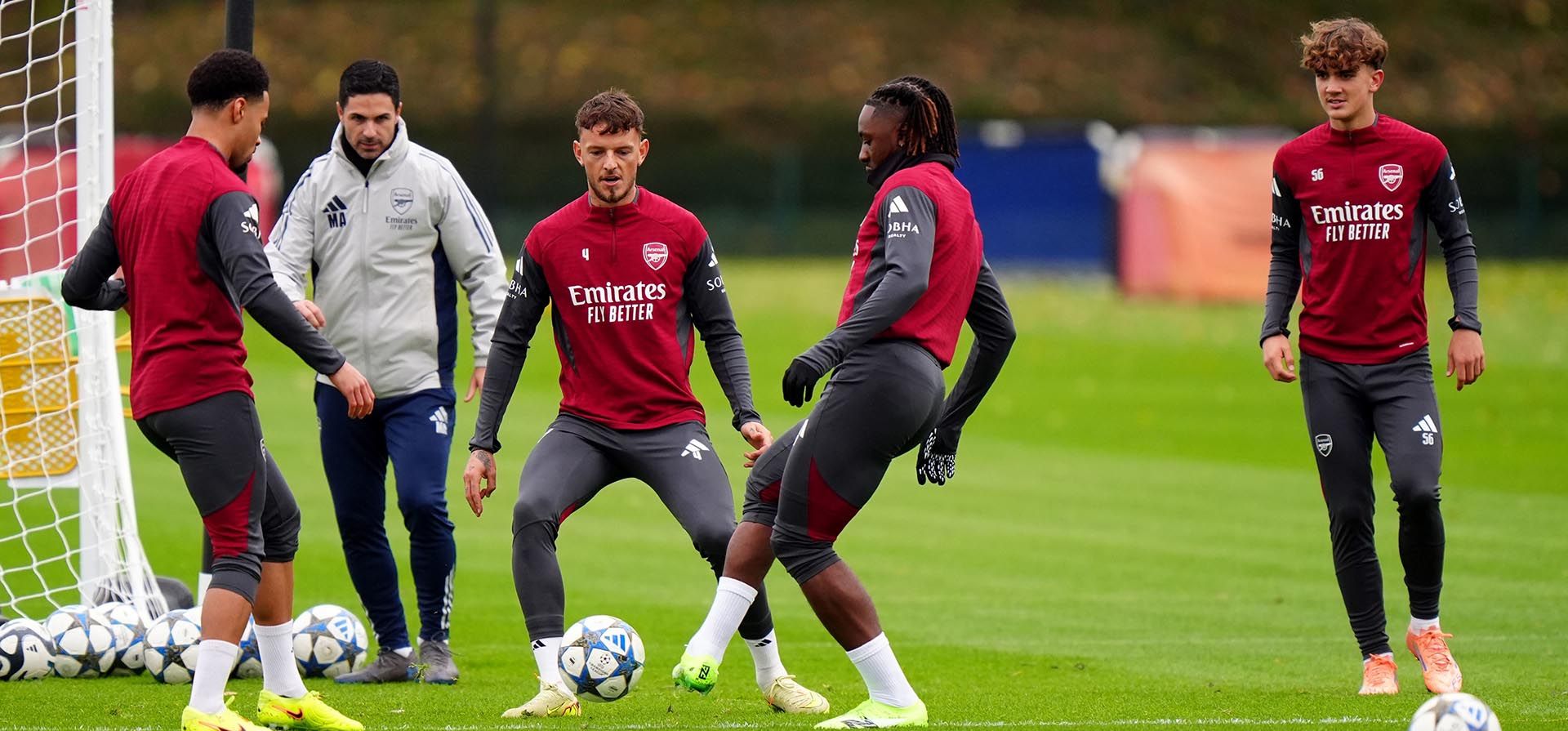 Eberechi Eze (centro derecha) y Ben White (centro izquierda), del Arsenal, durante un entrenamiento en Londres, Inglaterra, el lunes 3 de noviembre de 2025, previo al partido de la Liga de Campeones contra el Slavia de Praga. (Bradley Collyer/PA vía AP) Eberechi Eze (centro derecha) y Ben White (centro izquierda), del Arsenal, durante un entrenamiento en Londres, Inglaterra, el lunes 3 de noviembre de 2025, previo al partido de la Liga de Campeones contra el Slavia de Praga. (Bradley Collyer/PA vía AP)