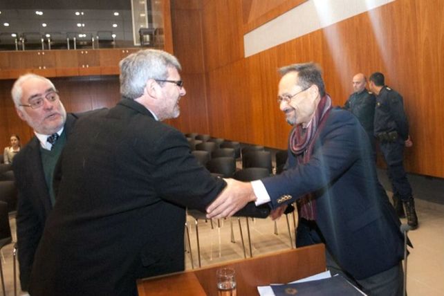 García saluda a Rossi. Una de las causales es por o haberlo acusado. (Foto: Ricardo Leguizamón)