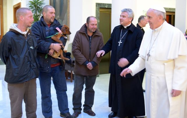 El cumple del Papa. Francisco festejó ayer con un grupo de sin techo y el arzobispo polaco Konrad Krajewski.