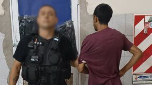 El joven fue detenido por intentar agredir al encargado de un bar del paseo Pellegrini.