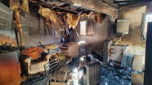 Juan Pablo Sánchez es sordomudo, vive en Santa Fe y estudia Tecnicatura en Entre Ríos. Pide ayuda para reconstruir su casa tras un incendio