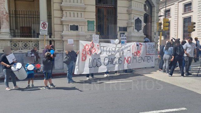 Lo dijo una madre que denunció que una pasante de Uader abusó de su hija. Los padres reclamaron avances en la causa que tiene siete denuncias.