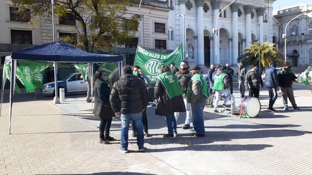 El Gobierno convocó para este jueves a docentes por un lado y a los estatales por el otro para reiniciar las negociaciones paritarias para el segundo semestre