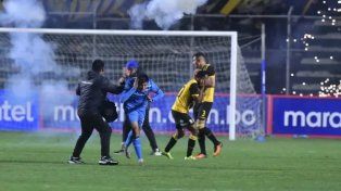 ¡Increíble! La barra de The Strongest atacó a los jugadores con bengalas pese al triunfo