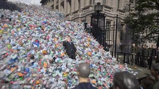 Greenpeace entierra a Boris Johnson bajo una montaña de basura 