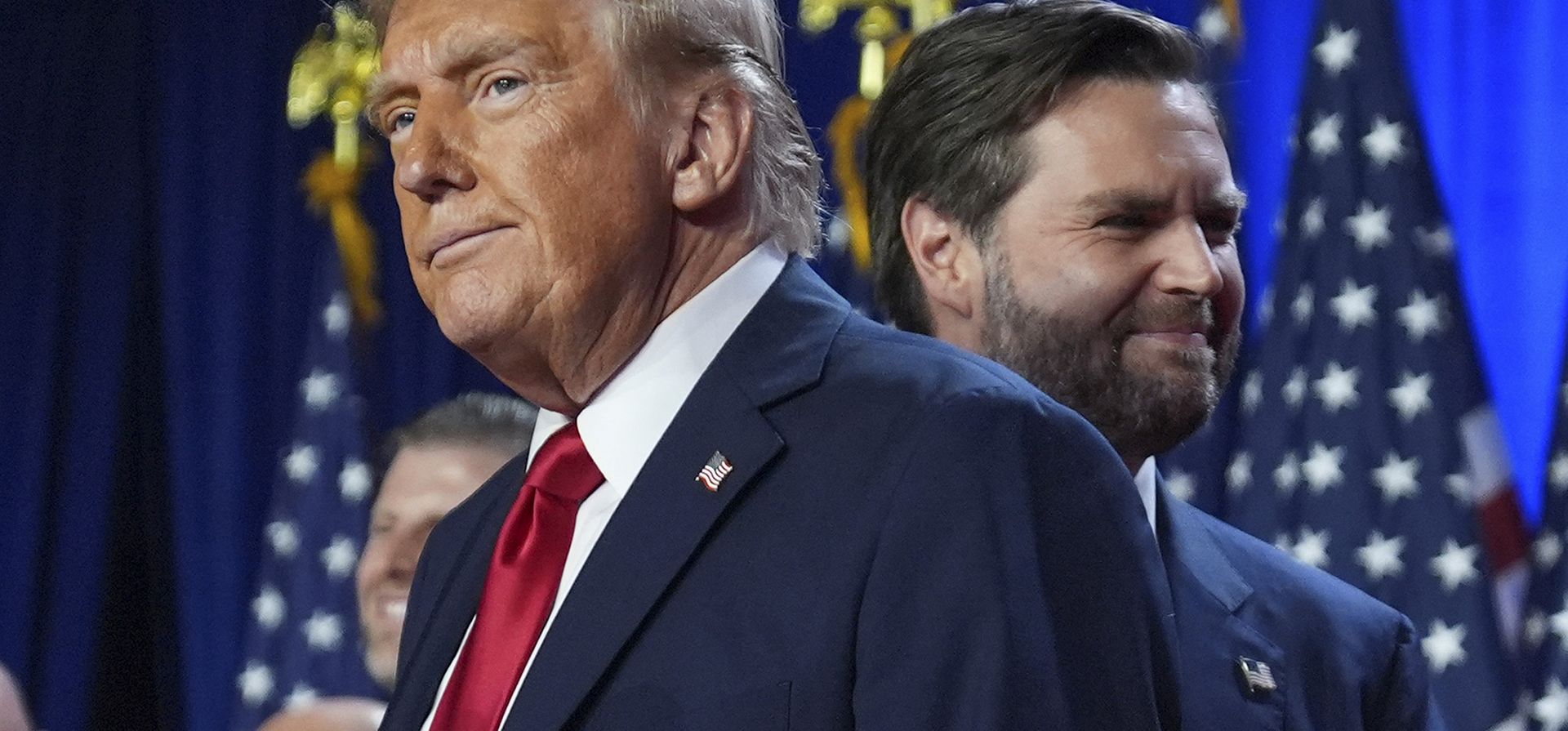 Donald Trump, y su compañero de fórmula, el senador de Ohio JD Vance, sobre el escenario durante su anuncio como ganador, en el Centro de Convenciones Palm Beach, el 6 de noviembre de 2024, en West Palm Beach, Florida. (AP Foto/Evan Vucci) Donald Trump, y su compañero de fórmula, el senador de Ohio JD Vance, sobre el escenario durante su anuncio como ganador, en el Centro de Convenciones Palm Beach, el 6 de noviembre de 2024, en West Palm Beach, Florida. (AP Foto/Evan Vucci)
