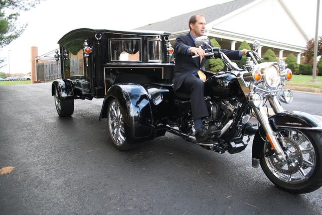 La Harley-Davidson de la funeraria causa sensación y muchos aseguran querer subirse.