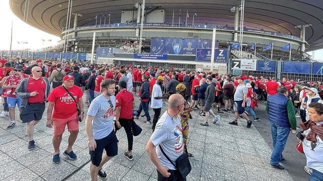 Hinchas de Liverpool quisieron ingresar sin entradas a la final de la Champions League.