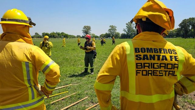 Entre los brigadistas que formaron parte de la capacitación había 17 bomberos voluntarios y 8 agentes de la Guardia Rural Los Pumas.