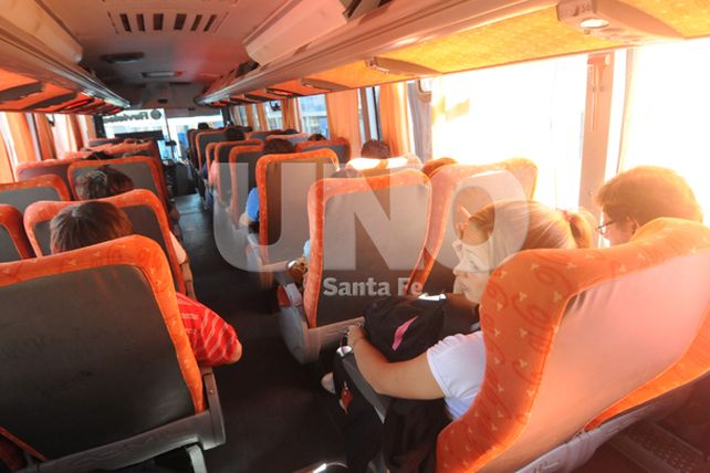 Viajes a Paraná: las empresas agregan refuerzos en horarios picos