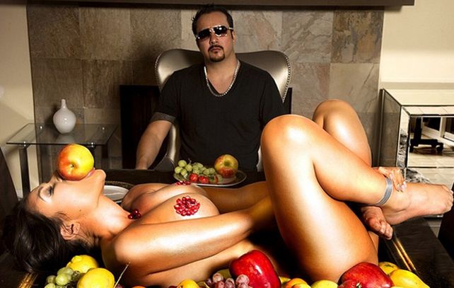 El millonario Tony Toutouni y una chica preparada para el Día de Acción de Gracias.