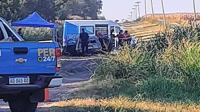 El cuerpo y el auto incendiado fue encontrado en un camino rural cercano a Cerrito.