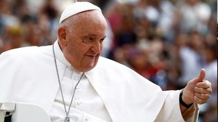 El papa Francisco mejora y los médicos le retiraron el pronóstico reservado