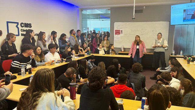¿Con la inteligencia artificial se está evolucionando hacia un periodismo que prescinde de lo humano? ¿Cuál será el rol de los y las periodistas en esta carrera tecnológica? El primer panel del 12º Congreso Fopea de Periodismo Multiplataforma