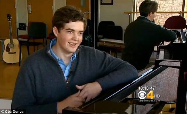 Lachlan Connors se convirtió en un genio musical tras golperse la cabeza haciendo deporte. (Foto CBS)