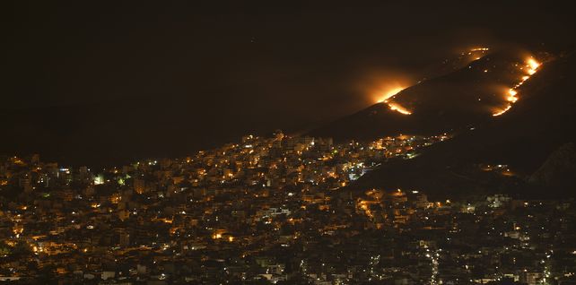 El fuego arde en una colina cerca de Korydallos