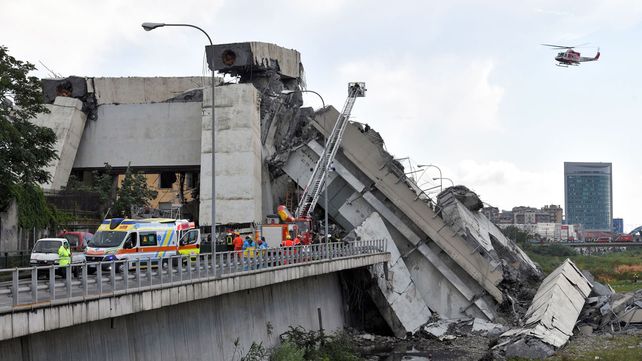 Las imágenes del dramático rescate tras el derrumbe del puente en Génova