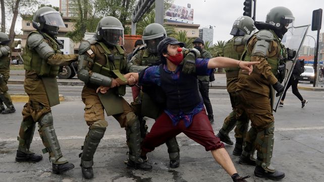 Graves protestas en Chile luego de que un carabinero matara a un artista callejero