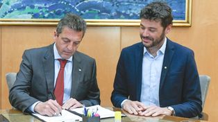 El candidato a presidente Sergio Massa y el edil rosarino Juan Monteverde, en el momento de la firma del acuerdo.