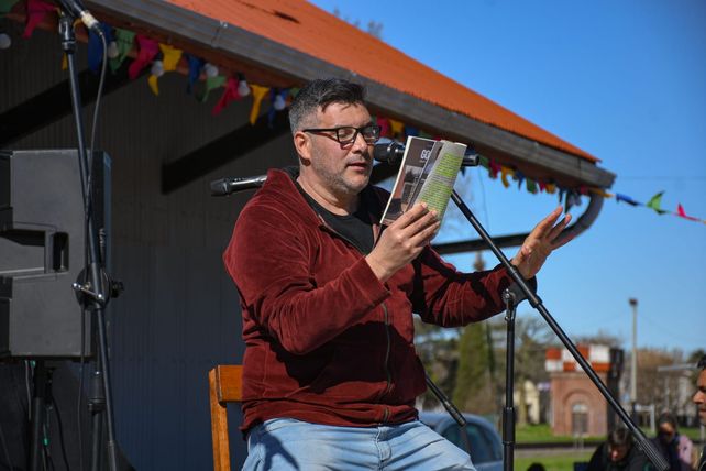 Alvear vivió su primera Feria del Libro en el Centro de Expresiones con la presencia del escritor Lucas Botta