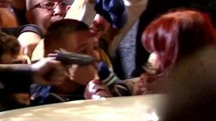 El momento en que le apuntan con un arma a la vicepresidnte Cristina Kirchner fuera de su casa