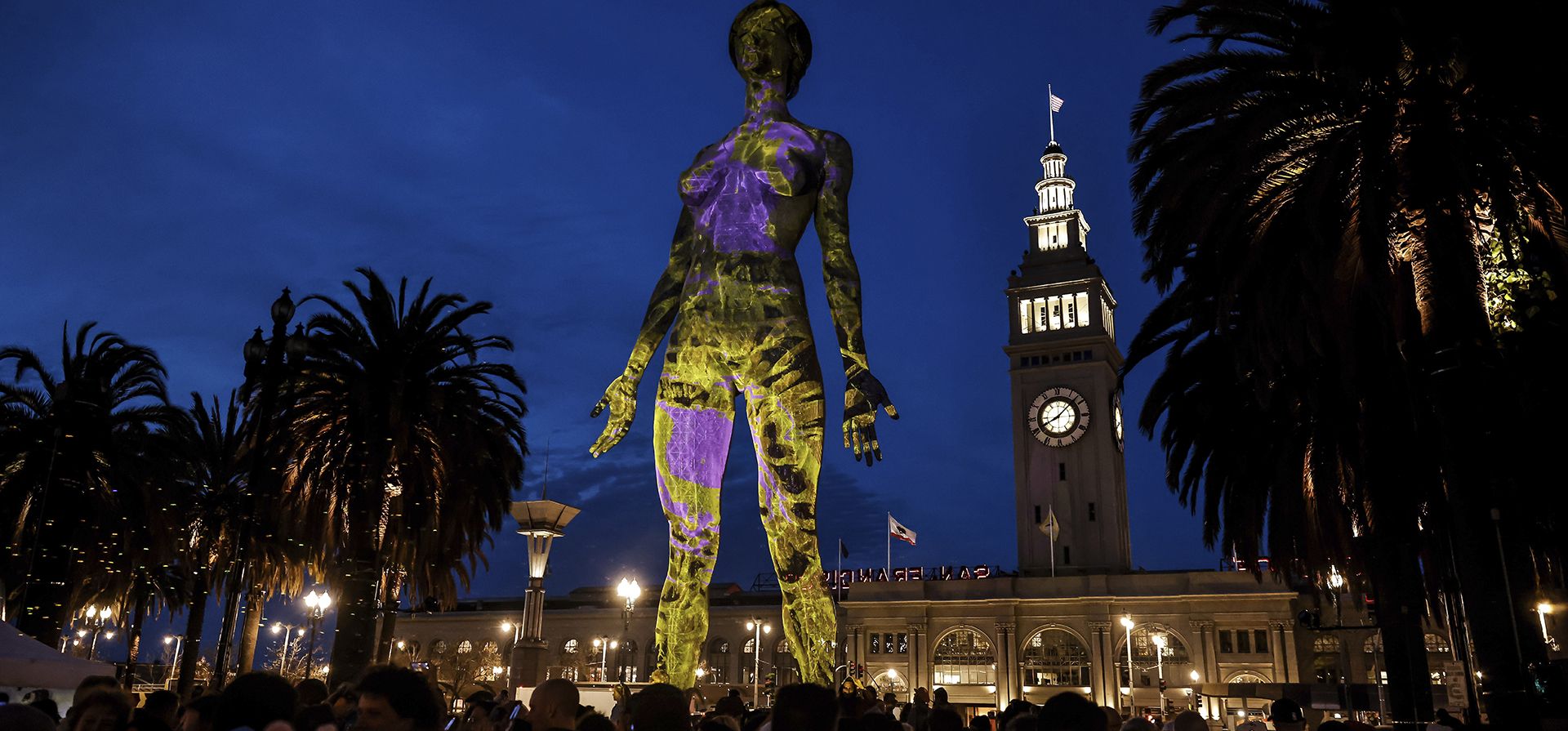 La escultura R-Evolution, una escultura de 13,7 metros de altura de una mujer desnuda del artista Marco Cochrane, mira hacia Market Street tras su inauguración en la Plaza Justin Herman de San Francisco, el jueves 10 de abril de 2025. (Carlos Ávila González/San Francisco Chronicle vía AP) La escultura R-Evolution, una escultura de 13,7 metros de altura de una mujer desnuda del artista Marco Cochrane, mira hacia Market Street tras su inauguración en la Plaza Justin Herman de San Francisco, el jueves 10 de abril de 2025. (Carlos Ávila González/San Francisco Chronicle vía AP)